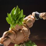 SUPER SAIYAN BROLY FULL POWER DRAGON BALL SUPER SH FIGUARTS. Tamashii introduce a Super Saiyan Broly Full Power en la colección S.H.Figuarts, inspirado en su aparición en la película del 2018 "Dragon Ball Super: Broly". Con una altura aproximada de 22 cm, esta figura presenta un nuevo diseño y vestimenta, representando su transformación más poderosa. Incluye 2x placas faciales intercambiables y 2x pares de manos alternativas. Fabricada en PVC y ABS.  UNIDADES LIMITADAS.