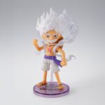 MONKEY D LUFFY GEAR5 ONE PIECE WORLD COLLECTABLE FIGURE X SH FIGUARTS. Tamashii Nations presenta dentro de la colección World Collectable Figure x S.H. Figuarts, la figura articulada Collectors Shop de Monkey D. Luffy. La figura del joven aspirante a convertirse en el rey de los piratas mide 7,5 cm y está basada en la transformación Gear 5 del personaje del anime "One Piece". Incluye 1x placa facial, 1x par de brazos intercambiables y 1x base lila transparente con soporte con el logotipo de la colección. Ideal para exponer con las demás mini figuras de Luffy y podrás mostrarlo en sus diferentes poses (se venden por separado).   UNIDADES LIMITADAS.