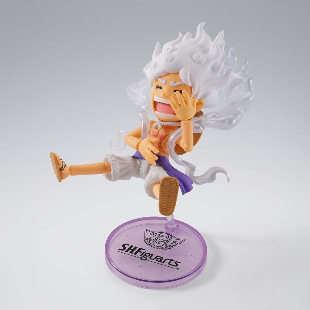 Monkey d luffy gear5 one piece world collectable figure x sh figuarts. Tamashii nations presenta dentro de la colección world collectable figure x s. H. Figuarts, la figura articulada collectors shop de monkey d. Luffy. La figura del joven aspirante a convertirse en el rey de los piratas mide 7,5 cm y está basada en la transformación gear 5 del personaje del anime "one piece". Incluye 1x placa facial, 1x par de brazos intercambiables y 1x base lila transparente con soporte con el logotipo de la colección. Ideal para exponer con las demás mini figuras de luffy y podrás mostrarlo en sus diferentes poses (se venden por separado).   unidades limitadas.