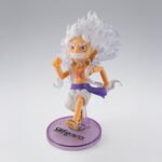 MONKEY D LUFFY GEAR5 ONE PIECE WORLD COLLECTABLE FIGURE X SH FIGUARTS. Tamashii Nations presenta dentro de la colección World Collectable Figure x S.H. Figuarts, la figura articulada Collectors Shop de Monkey D. Luffy. La figura del joven aspirante a convertirse en el rey de los piratas mide 7,5 cm y está basada en la transformación Gear 5 del personaje del anime "One Piece". Incluye 1x placa facial, 1x par de brazos intercambiables y 1x base lila transparente con soporte con el logotipo de la colección. Ideal para exponer con las demás mini figuras de Luffy y podrás mostrarlo en sus diferentes poses (se venden por separado).   UNIDADES LIMITADAS.