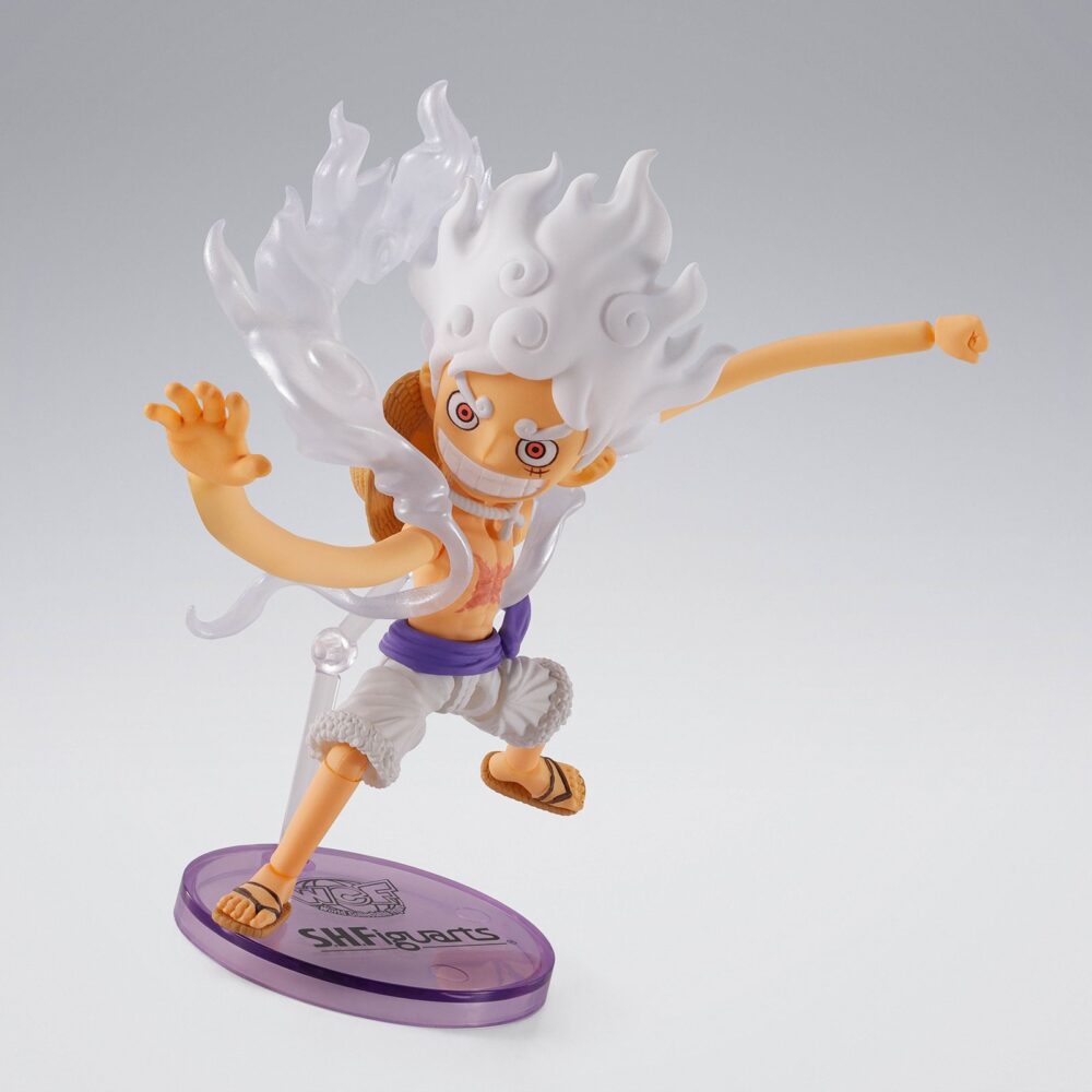 Monkey d luffy gear5 one piece world collectable figure x sh figuarts. Tamashii nations presenta dentro de la colección world collectable figure x s. H. Figuarts, la figura articulada collectors shop de monkey d. Luffy. La figura del joven aspirante a convertirse en el rey de los piratas mide 7,5 cm y está basada en la transformación gear 5 del personaje del anime "one piece". Incluye 1x placa facial, 1x par de brazos intercambiables y 1x base lila transparente con soporte con el logotipo de la colección. Ideal para exponer con las demás mini figuras de luffy y podrás mostrarlo en sus diferentes poses (se venden por separado).   unidades limitadas.