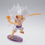 MONKEY D LUFFY GEAR5 ONE PIECE WORLD COLLECTABLE FIGURE X SH FIGUARTS. Tamashii Nations presenta dentro de la colección World Collectable Figure x S.H. Figuarts, la figura articulada Collectors Shop de Monkey D. Luffy. La figura del joven aspirante a convertirse en el rey de los piratas mide 7,5 cm y está basada en la transformación Gear 5 del personaje del anime "One Piece". Incluye 1x placa facial, 1x par de brazos intercambiables y 1x base lila transparente con soporte con el logotipo de la colección. Ideal para exponer con las demás mini figuras de Luffy y podrás mostrarlo en sus diferentes poses (se venden por separado).   UNIDADES LIMITADAS.
