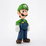 LUIGI SUPER MARIO SH FIGUARTS.Tamashii suma a su colección S.H. Figuarts esta figura articulada de Luigi, basada en su personaje en la serie de videojuegos "Super Mario Bros". Con una altura aproximada de 11 cm, está diseñada para capturar sus características y variadas poses. Incluye 1x bloque de ladrillos, 1x caparazón rojo Akakora, 1x base de exhibición especial con su emblema, 2x manos intercambiables y 1x set de piezas de articulación para el caparazón rojo. Fabricada en ABS/PVC.