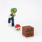 LUIGI SUPER MARIO SH FIGUARTS.Tamashii suma a su colección S.H. Figuarts esta figura articulada de Luigi, basada en su personaje en la serie de videojuegos "Super Mario Bros". Con una altura aproximada de 11 cm, está diseñada para capturar sus características y variadas poses. Incluye 1x bloque de ladrillos, 1x caparazón rojo Akakora, 1x base de exhibición especial con su emblema, 2x manos intercambiables y 1x set de piezas de articulación para el caparazón rojo. Fabricada en ABS/PVC.