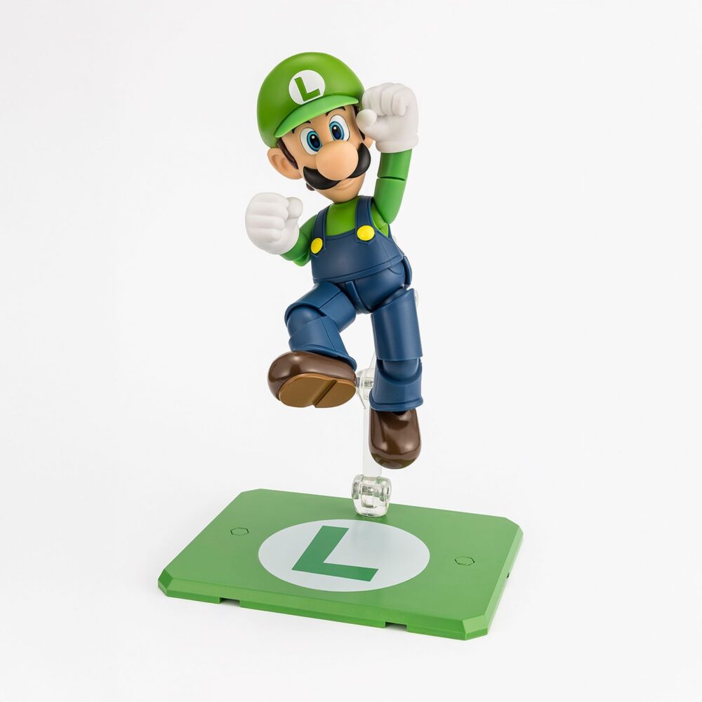 Luigi super mario sh figuarts. Tamashii suma a su colección s. H. Figuarts esta figura articulada de luigi, basada en su personaje en la serie de videojuegos "super mario bros". Con una altura aproximada de 11 cm, está diseñada para capturar sus características y variadas poses. Incluye 1x bloque de ladrillos, 1x caparazón rojo akakora, 1x base de exhibición especial con su emblema, 2x manos intercambiables y 1x set de piezas de articulación para el caparazón rojo. Fabricada en abs/pvc.