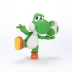 YOSHI SUPER MARIO SH FIGUARTS. Tamashii presenta en su colección S.H. Figuarts esta figura articulada de Yoshi, inspirada en el universo de "Super Mario Bros". Mide aproximadamente 11 cm y permite recrear momentos clásicos del videojuego, gracias a accesorios como 1x huevo de Yoshi, 2x lenguas intercambiables, 1x mano derecha, 1x par de ojos y conectores para posar a Mario o Luigi montados sobre su lomo (figuras vendidas por separado). Incluye 1x soporte con decorado de huevo de Yoshi. Fabricada en ABS/PVC. 