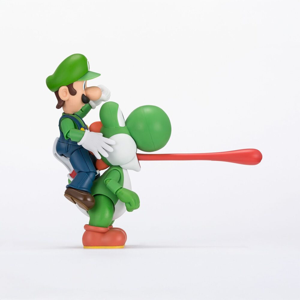 Yoshi super mario sh figuarts. Tamashii presenta en su colección s. H. Figuarts esta figura articulada de yoshi, inspirada en el universo de "super mario bros". Mide aproximadamente 11 cm y permite recrear momentos clásicos del videojuego, gracias a accesorios como 1x huevo de yoshi, 2x lenguas intercambiables, 1x mano derecha, 1x par de ojos y conectores para posar a mario o luigi montados sobre su lomo (figuras vendidas por separado). Incluye 1x soporte con decorado de huevo de yoshi. Fabricada en abs/pvc.  