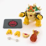 BOWSER SUPER MARIO SH FIGUARTS. Tamashii vuelve a presentar esta figura de Bowser, dentro de la colección S.H. Figuarts inspirada en "Super Mario Bros". Mide aproximadamente 13 cm y cuenta con múltiples puntos de articulación para exhibirlo en poses imponentes. Incluye 2x mandíbulas inferiores intercambiables, 2x manos adicionales y 1x soporte con su logotipo. Fabricada en ABS/PVC.