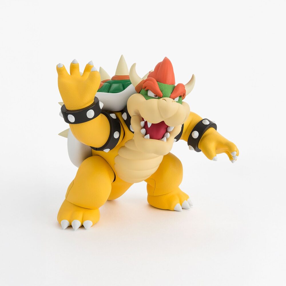 Bowser super mario sh figuarts. Tamashii vuelve a presentar esta figura de bowser, dentro de la colección s. H. Figuarts inspirada en "super mario bros". Mide aproximadamente 13 cm y cuenta con múltiples puntos de articulación para exhibirlo en poses imponentes. Incluye 2x mandíbulas inferiores intercambiables, 2x manos adicionales y 1x soporte con su logotipo. Fabricada en abs/pvc.