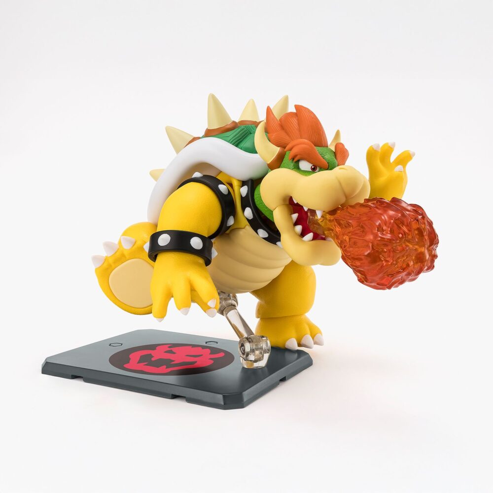 Bowser super mario sh figuarts. Tamashii vuelve a presentar esta figura de bowser, dentro de la colección s. H. Figuarts inspirada en "super mario bros". Mide aproximadamente 13 cm y cuenta con múltiples puntos de articulación para exhibirlo en poses imponentes. Incluye 2x mandíbulas inferiores intercambiables, 2x manos adicionales y 1x soporte con su logotipo. Fabricada en abs/pvc.