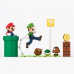 SUPER MARIO PLAYSET SH FIGUARTS. Tamashii presenta este set de accesorios para expandir el universo de la colección S.H. Figuarts basado en el videojuego "Super Mario Bros". Este set incluye 1x bloque Hatena, 2x bloques de ladrillos, 2x figuras de Goomba, 2x monedas con 2x tipos de soporte, 1x figura de Midori con su set de piezas de unión, 3x piezas de conexión para bloques, 1x tubo de teletransporte con su tapa, y 1x peana exclusiva. Fabricado en ABS/PVC. 