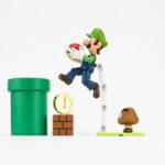 SUPER MARIO PLAYSET SH FIGUARTS. Tamashii presenta este set de accesorios para expandir el universo de la colección S.H. Figuarts basado en el videojuego "Super Mario Bros". Este set incluye 1x bloque Hatena, 2x bloques de ladrillos, 2x figuras de Goomba, 2x monedas con 2x tipos de soporte, 1x figura de Midori con su set de piezas de unión, 3x piezas de conexión para bloques, 1x tubo de teletransporte con su tapa, y 1x peana exclusiva. Fabricado en ABS/PVC. 