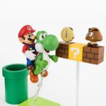SUPER MARIO PLAYSET SH FIGUARTS. Tamashii presenta este set de accesorios para expandir el universo de la colección S.H. Figuarts basado en el videojuego "Super Mario Bros". Este set incluye 1x bloque Hatena, 2x bloques de ladrillos, 2x figuras de Goomba, 2x monedas con 2x tipos de soporte, 1x figura de Midori con su set de piezas de unión, 3x piezas de conexión para bloques, 1x tubo de teletransporte con su tapa, y 1x peana exclusiva. Fabricado en ABS/PVC. 