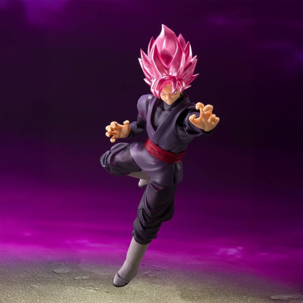 Goku black super saiyan rose dragon ball super sh figuarts re-run. Tamashii presenta la figura de goku black - super saiyan rose - dentro de la línea s. H. Figuarts, basada en su aparición en la serie "dragon ball super". Mide aproximadamente 14 cm y ha sido diseñada con gran detalle para reproducir fielmente su aspecto en la transformación rosa. Incluye 3x expresiones faciales (sonriente, gritando y de combate), 2x manos izquierdas y 3x manos derechas intercambiables. Fabricada en pvc y abs, permite una amplia variedad de poses dinámicas. Unidades limitadas.