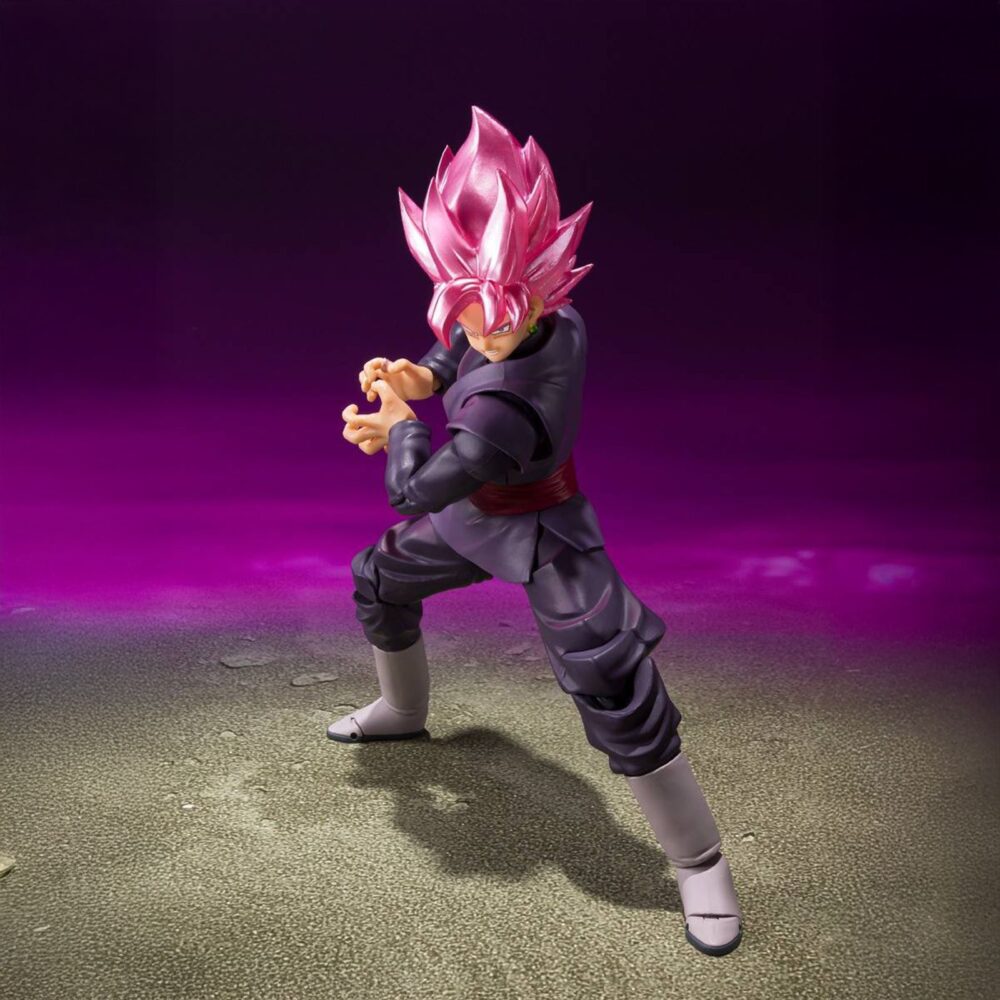 Goku black super saiyan rose dragon ball super sh figuarts re-run. Tamashii presenta la figura de goku black - super saiyan rose - dentro de la línea s. H. Figuarts, basada en su aparición en la serie "dragon ball super". Mide aproximadamente 14 cm y ha sido diseñada con gran detalle para reproducir fielmente su aspecto en la transformación rosa. Incluye 3x expresiones faciales (sonriente, gritando y de combate), 2x manos izquierdas y 3x manos derechas intercambiables. Fabricada en pvc y abs, permite una amplia variedad de poses dinámicas. Unidades limitadas.