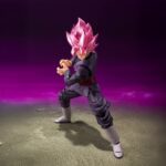 GOKU BLACK SUPER SAIYAN ROSE DRAGON BALL SUPER SH FIGUARTS RE-RUN. Tamashii presenta la figura de Goku Black - Super Saiyan Rose - dentro de la línea S.H.Figuarts, basada en su aparición en la serie "Dragon Ball Super". Mide aproximadamente 14 cm y ha sido diseñada con gran detalle para reproducir fielmente su aspecto en la transformación rosa. Incluye 3x expresiones faciales (sonriente, gritando y de combate), 2x manos izquierdas y 3x manos derechas intercambiables. Fabricada en PVC y ABS, permite una amplia variedad de poses dinámicas. UNIDADES LIMITADAS.