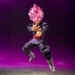GOKU BLACK SUPER SAIYAN ROSE DRAGON BALL SUPER SH FIGUARTS RE-RUN. Tamashii presenta la figura de Goku Black - Super Saiyan Rose - dentro de la línea S.H.Figuarts, basada en su aparición en la serie "Dragon Ball Super". Mide aproximadamente 14 cm y ha sido diseñada con gran detalle para reproducir fielmente su aspecto en la transformación rosa. Incluye 3x expresiones faciales (sonriente, gritando y de combate), 2x manos izquierdas y 3x manos derechas intercambiables. Fabricada en PVC y ABS, permite una amplia variedad de poses dinámicas. UNIDADES LIMITADAS.