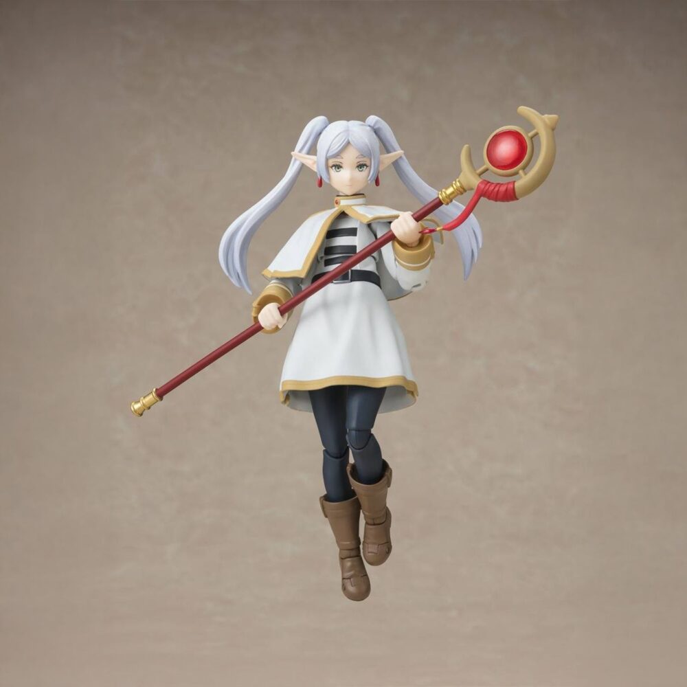 Frieren frieren beyond journey's end s. H. Figuarts re-run. Tamashii introduce en su línea s. H. Figuarts la figura de frieren, la hechicera elfa de la serie "frieren: beyond journey's end" ("frieren: más allá del final del viaje" en españa). Mide 12 cm (14 cm con efectos) y está diseñada con materiales blandos en capa y falda para facilitar poses dinámicas. Incluye 3x expresiones faciales, 2x pares de manos alternativas, 1x bastón, 1x set de efectos mágicos, 1x set de pedestal para los efectos y 1x par de coletas de repuesto. Fabricada en pvc y abs. Unidades limitadas.