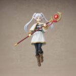 FRIEREN FRIEREN BEYOND JOURNEY'S END S.H. FIGUARTS RE-RUN. Tamashii introduce en su línea S.H.Figuarts la figura de Frieren, la hechicera elfa de la serie "Frieren: Beyond Journey's End" ("Frieren: Más allá del final del viaje" en España). Mide 12 cm (14 cm con efectos) y está diseñada con materiales blandos en capa y falda para facilitar poses dinámicas. Incluye 3x expresiones faciales, 2x pares de manos alternativas, 1x bastón, 1x set de efectos mágicos, 1x set de pedestal para los efectos y 1x par de coletas de repuesto. Fabricada en PVC y ABS. UNIDADES LIMITADAS.
