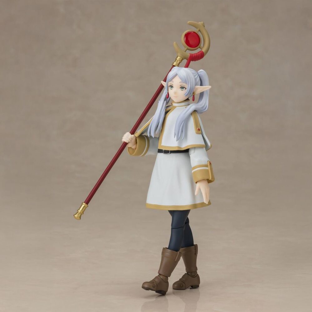 Frieren frieren beyond journey's end s. H. Figuarts re-run. Tamashii introduce en su línea s. H. Figuarts la figura de frieren, la hechicera elfa de la serie "frieren: beyond journey's end" ("frieren: más allá del final del viaje" en españa). Mide 12 cm (14 cm con efectos) y está diseñada con materiales blandos en capa y falda para facilitar poses dinámicas. Incluye 3x expresiones faciales, 2x pares de manos alternativas, 1x bastón, 1x set de efectos mágicos, 1x set de pedestal para los efectos y 1x par de coletas de repuesto. Fabricada en pvc y abs. Unidades limitadas.