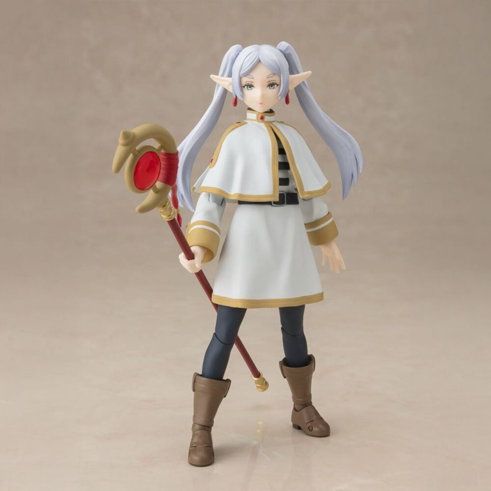Frieren frieren beyond journey's end s. H. Figuarts re-run. Tamashii introduce en su línea s. H. Figuarts la figura de frieren, la hechicera elfa de la serie "frieren: beyond journey's end" ("frieren: más allá del final del viaje" en españa). Mide 12 cm (14 cm con efectos) y está diseñada con materiales blandos en capa y falda para facilitar poses dinámicas. Incluye 3x expresiones faciales, 2x pares de manos alternativas, 1x bastón, 1x set de efectos mágicos, 1x set de pedestal para los efectos y 1x par de coletas de repuesto. Fabricada en pvc y abs. Unidades limitadas.