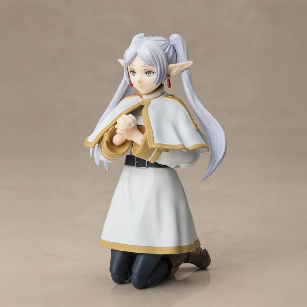 Frieren frieren beyond journey's end s. H. Figuarts re-run. Tamashii introduce en su línea s. H. Figuarts la figura de frieren, la hechicera elfa de la serie "frieren: beyond journey's end" ("frieren: más allá del final del viaje" en españa). Mide 12 cm (14 cm con efectos) y está diseñada con materiales blandos en capa y falda para facilitar poses dinámicas. Incluye 3x expresiones faciales, 2x pares de manos alternativas, 1x bastón, 1x set de efectos mágicos, 1x set de pedestal para los efectos y 1x par de coletas de repuesto. Fabricada en pvc y abs. Unidades limitadas.