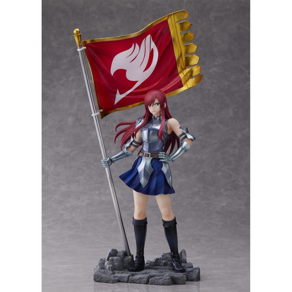Erza scarlet fairy tail 1/8. Bellfine vuelve a presentar la figura de erza scarlet del popular anime "fairy tail". La 7ª maestra del gremio mide aproximadamente 32 cm a escala 1/8. Se presenta con la bandera del gremio y una armadura galante que se puede extraer para exponerla con vestido casual. Cuenta con un pedestal con forma de rocas que la mantiene estable para exponer con o sin bandera.