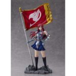 ERZA SCARLET FAIRY TAIL 1/8. Bellfine vuelve a presentar la figura de Erza Scarlet del popular anime "Fairy Tail". La 7ª maestra del gremio mide aproximadamente 32 cm a escala 1/8. Se presenta con la bandera del gremio y una armadura galante que se puede extraer para exponerla con vestido casual. Cuenta con un pedestal con forma de rocas que la mantiene estable para exponer con o sin bandera.