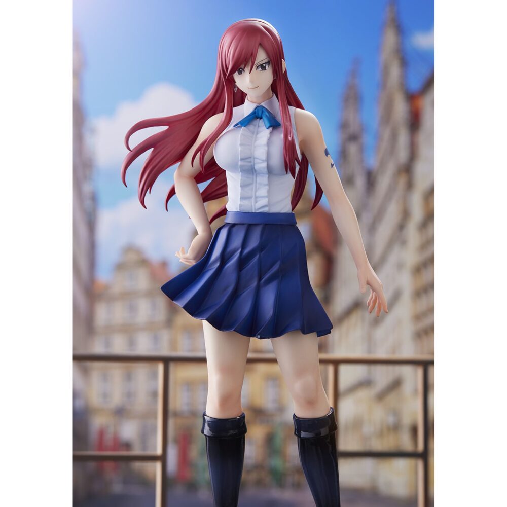 Erza scarlet fairy tail 1/8. Bellfine vuelve a presentar la figura de erza scarlet del popular anime "fairy tail". La 7ª maestra del gremio mide aproximadamente 32 cm a escala 1/8. Se presenta con la bandera del gremio y una armadura galante que se puede extraer para exponerla con vestido casual. Cuenta con un pedestal con forma de rocas que la mantiene estable para exponer con o sin bandera.