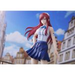 ERZA SCARLET FAIRY TAIL 1/8. Bellfine vuelve a presentar la figura de Erza Scarlet del popular anime "Fairy Tail". La 7ª maestra del gremio mide aproximadamente 32 cm a escala 1/8. Se presenta con la bandera del gremio y una armadura galante que se puede extraer para exponerla con vestido casual. Cuenta con un pedestal con forma de rocas que la mantiene estable para exponer con o sin bandera.