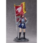 ERZA SCARLET FAIRY TAIL 1/8. Bellfine vuelve a presentar la figura de Erza Scarlet del popular anime "Fairy Tail". La 7ª maestra del gremio mide aproximadamente 32 cm a escala 1/8. Se presenta con la bandera del gremio y una armadura galante que se puede extraer para exponerla con vestido casual. Cuenta con un pedestal con forma de rocas que la mantiene estable para exponer con o sin bandera.