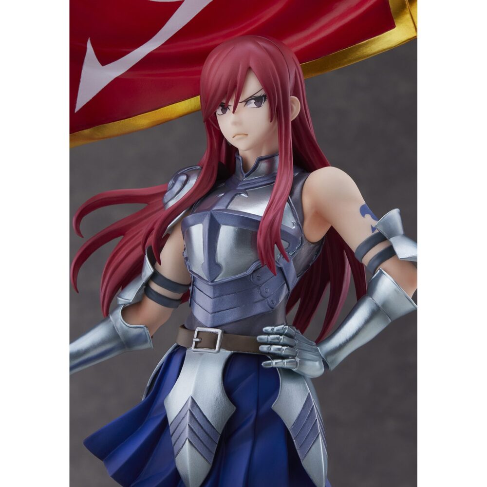 Erza scarlet fairy tail 1/8. Bellfine vuelve a presentar la figura de erza scarlet del popular anime "fairy tail". La 7ª maestra del gremio mide aproximadamente 32 cm a escala 1/8. Se presenta con la bandera del gremio y una armadura galante que se puede extraer para exponerla con vestido casual. Cuenta con un pedestal con forma de rocas que la mantiene estable para exponer con o sin bandera.