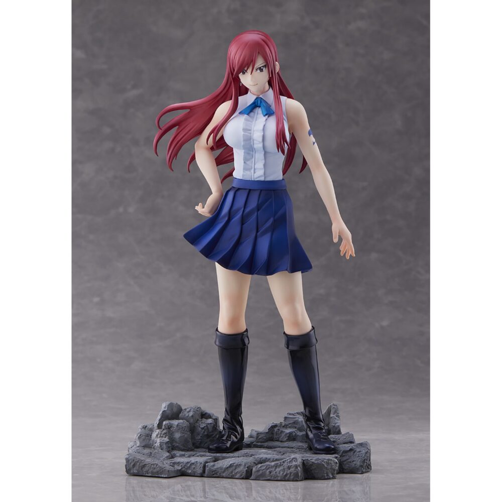 Erza scarlet fairy tail 1/8. Bellfine vuelve a presentar la figura de erza scarlet del popular anime "fairy tail". La 7ª maestra del gremio mide aproximadamente 32 cm a escala 1/8. Se presenta con la bandera del gremio y una armadura galante que se puede extraer para exponerla con vestido casual. Cuenta con un pedestal con forma de rocas que la mantiene estable para exponer con o sin bandera.