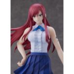 ERZA SCARLET FAIRY TAIL 1/8. Bellfine vuelve a presentar la figura de Erza Scarlet del popular anime "Fairy Tail". La 7ª maestra del gremio mide aproximadamente 32 cm a escala 1/8. Se presenta con la bandera del gremio y una armadura galante que se puede extraer para exponerla con vestido casual. Cuenta con un pedestal con forma de rocas que la mantiene estable para exponer con o sin bandera.