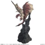 RATHALOS 2.0 VERSION FIGURA MONSTER HUNTER BUILDER CREATOR'S MODEL. Capcom incorpora a su colección Builder Creators's Model la versión 2.0 de la figura de Rathalos, el monstruo insignia de la saga de videojuego "Monster Hunter". El dragon de la raza Wyvern se presenta a punto de atacar desde un tronco con actitud amenazante. Está fabricado en PVC y ABS, mide aproximadamente 36,5 x 30 x 20 cm incluyendo la base con forma de tronco y se presenta en caja con ventana. Ideal para exponer con RATHIAN 2.0 VERSION FIGURA MONSTER HUNTER BUILDER CREATOR'S MODEL (se venden por separado).