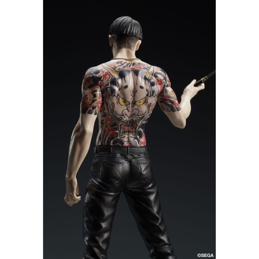 Goro majima battle style yakuza: like a dragon digsta. Dig co. , ltd. Vuelve a presentar dentro de su línea digstar la figura de goro majima en posición de combate como aparece en el videojuego "like a dragon" de la saga "yakuza". Esta estatua muestra al personaje con su icónico tatuaje hannya y una expresión que refleja toda su personalidad. Mide aproximadamente 17,5 cm de alto incluyendo su base y está fabricada en pvc y abs. Incluye 1x juego de brazos intercambiables y una base circular con acabado metálico. Ideal para exponer con taiga saejima battle style yakuza: like a dragon digsta (se venden por separado).