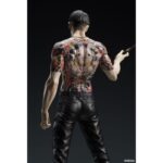 GORO MAJIMA BATTLE STYLE YAKUZA: LIKE A DRAGON DIGSTA. Dig Co., Ltd. vuelve a presentar dentro de su línea Digstar la figura de Goro Majima en posición de combate como aparece en el videojuego "Like a Dragon" de la saga "Yakuza". Esta estatua muestra al personaje con su icónico tatuaje Hannya y una expresión que refleja toda su personalidad. Mide aproximadamente 17,5 cm de alto incluyendo su base y está fabricada en PVC y ABS. Incluye 1x juego de brazos intercambiables y una base circular con acabado metálico. Ideal para exponer con TAIGA SAEJIMA BATTLE STYLE YAKUZA: LIKE A DRAGON DIGSTA (se venden por separado).