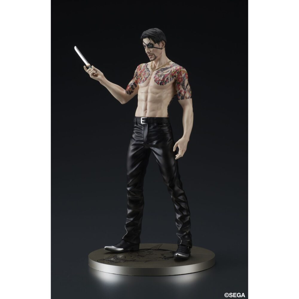 Goro majima battle style yakuza: like a dragon digsta. Dig co. , ltd. Vuelve a presentar dentro de su línea digstar la figura de goro majima en posición de combate como aparece en el videojuego "like a dragon" de la saga "yakuza". Esta estatua muestra al personaje con su icónico tatuaje hannya y una expresión que refleja toda su personalidad. Mide aproximadamente 17,5 cm de alto incluyendo su base y está fabricada en pvc y abs. Incluye 1x juego de brazos intercambiables y una base circular con acabado metálico. Ideal para exponer con taiga saejima battle style yakuza: like a dragon digsta (se venden por separado).