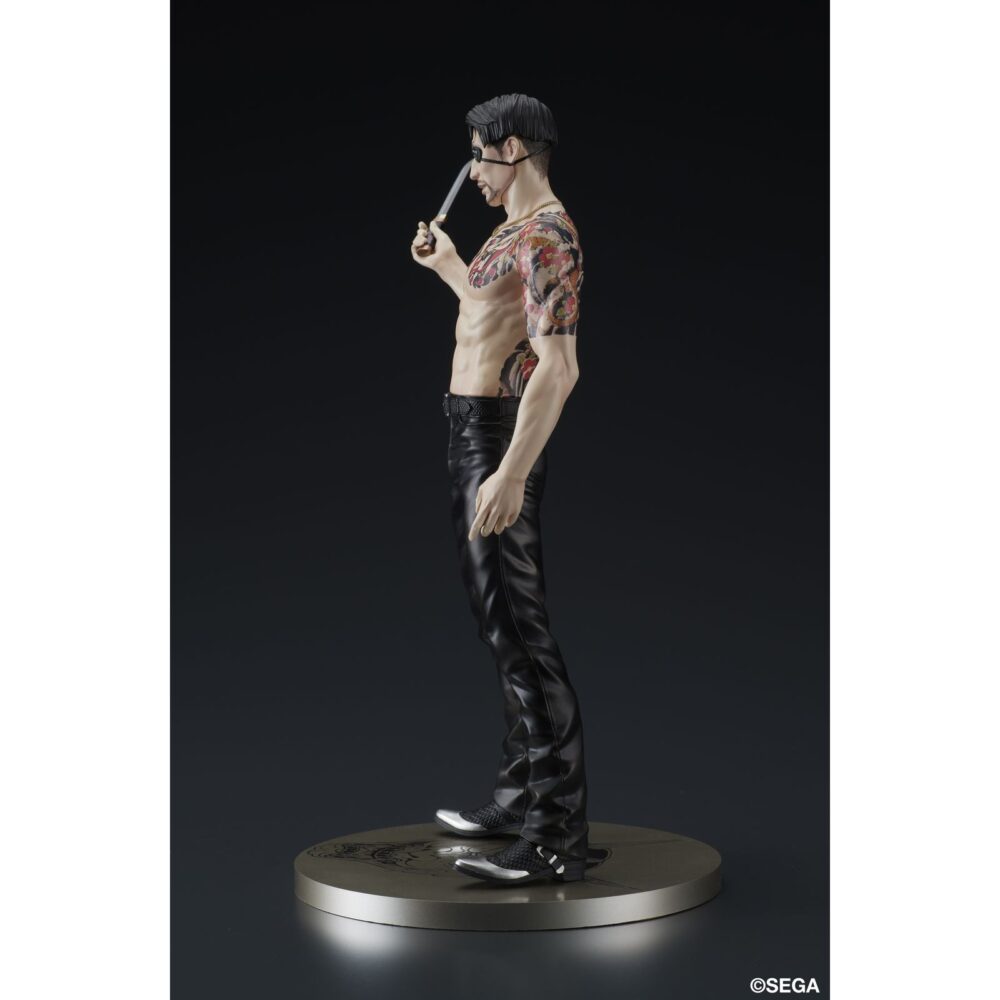 Goro majima battle style yakuza: like a dragon digsta. Dig co. , ltd. Vuelve a presentar dentro de su línea digstar la figura de goro majima en posición de combate como aparece en el videojuego "like a dragon" de la saga "yakuza". Esta estatua muestra al personaje con su icónico tatuaje hannya y una expresión que refleja toda su personalidad. Mide aproximadamente 17,5 cm de alto incluyendo su base y está fabricada en pvc y abs. Incluye 1x juego de brazos intercambiables y una base circular con acabado metálico. Ideal para exponer con taiga saejima battle style yakuza: like a dragon digsta (se venden por separado).