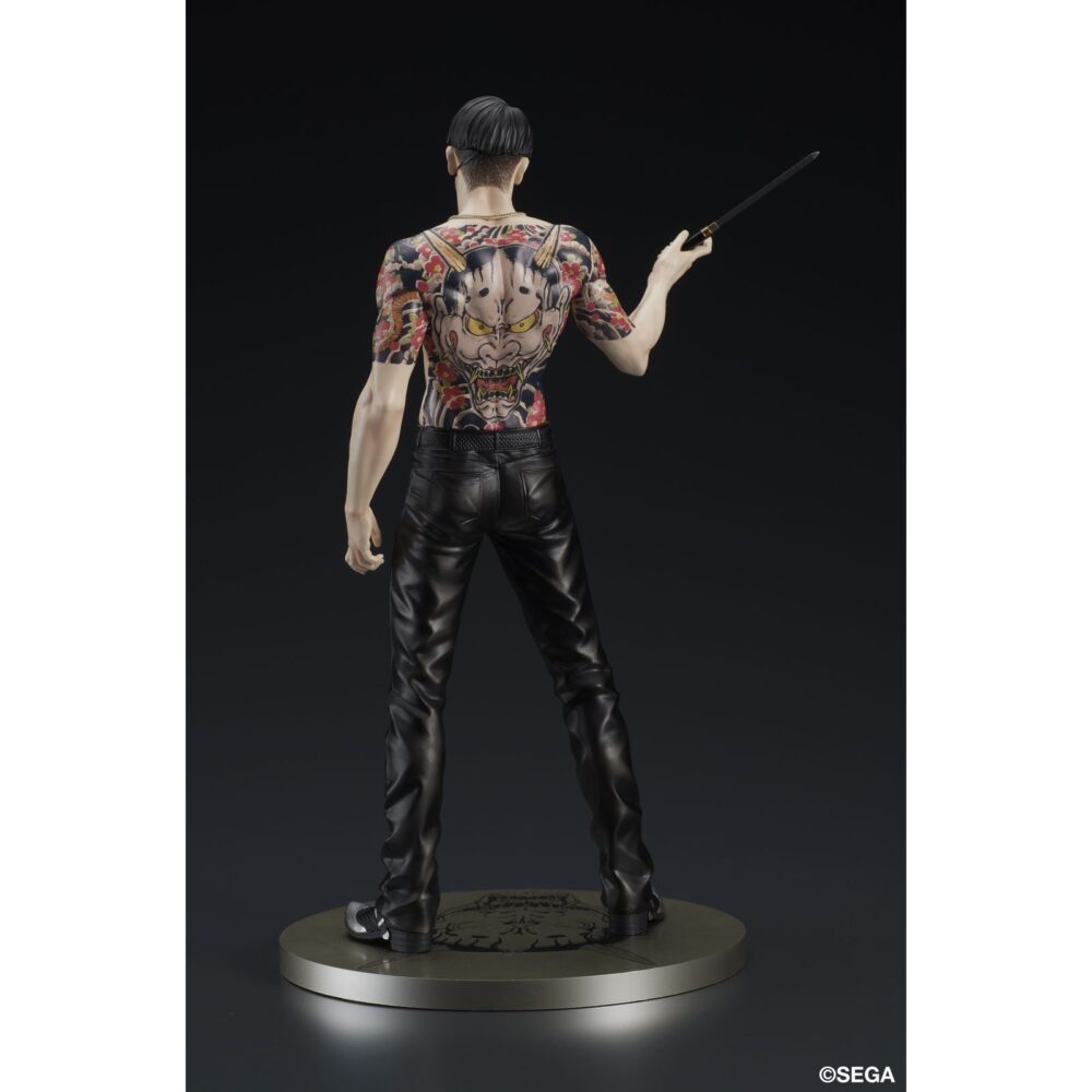Goro majima battle style yakuza: like a dragon digsta. Dig co. , ltd. Vuelve a presentar dentro de su línea digstar la figura de goro majima en posición de combate como aparece en el videojuego "like a dragon" de la saga "yakuza". Esta estatua muestra al personaje con su icónico tatuaje hannya y una expresión que refleja toda su personalidad. Mide aproximadamente 17,5 cm de alto incluyendo su base y está fabricada en pvc y abs. Incluye 1x juego de brazos intercambiables y una base circular con acabado metálico. Ideal para exponer con taiga saejima battle style yakuza: like a dragon digsta (se venden por separado).