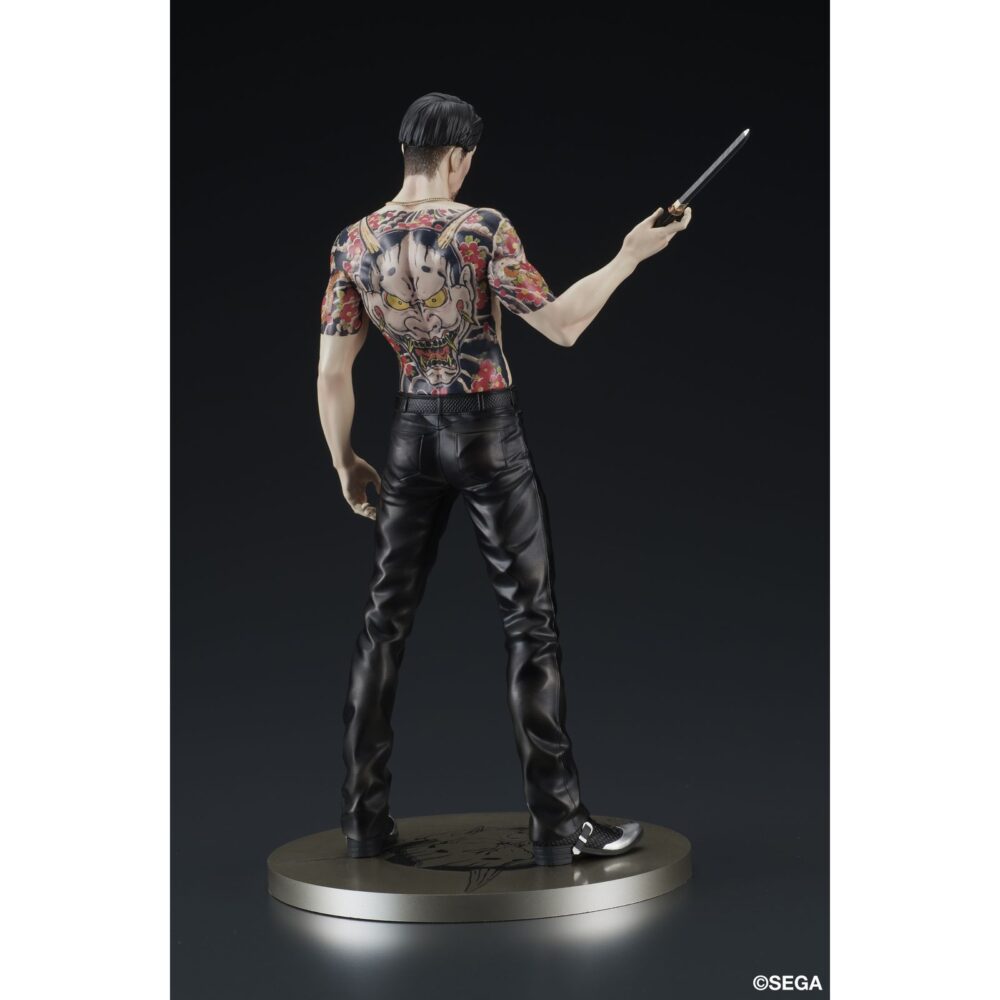Goro majima battle style yakuza: like a dragon digsta. Dig co. , ltd. Vuelve a presentar dentro de su línea digstar la figura de goro majima en posición de combate como aparece en el videojuego "like a dragon" de la saga "yakuza". Esta estatua muestra al personaje con su icónico tatuaje hannya y una expresión que refleja toda su personalidad. Mide aproximadamente 17,5 cm de alto incluyendo su base y está fabricada en pvc y abs. Incluye 1x juego de brazos intercambiables y una base circular con acabado metálico. Ideal para exponer con taiga saejima battle style yakuza: like a dragon digsta (se venden por separado).