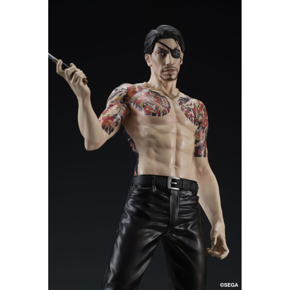 Goro majima battle style yakuza: like a dragon digsta. Dig co. , ltd. Vuelve a presentar dentro de su línea digstar la figura de goro majima en posición de combate como aparece en el videojuego "like a dragon" de la saga "yakuza". Esta estatua muestra al personaje con su icónico tatuaje hannya y una expresión que refleja toda su personalidad. Mide aproximadamente 17,5 cm de alto incluyendo su base y está fabricada en pvc y abs. Incluye 1x juego de brazos intercambiables y una base circular con acabado metálico. Ideal para exponer con taiga saejima battle style yakuza: like a dragon digsta (se venden por separado).