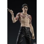 GORO MAJIMA BATTLE STYLE YAKUZA: LIKE A DRAGON DIGSTA. Dig Co., Ltd. vuelve a presentar dentro de su línea Digstar la figura de Goro Majima en posición de combate como aparece en el videojuego "Like a Dragon" de la saga "Yakuza". Esta estatua muestra al personaje con su icónico tatuaje Hannya y una expresión que refleja toda su personalidad. Mide aproximadamente 17,5 cm de alto incluyendo su base y está fabricada en PVC y ABS. Incluye 1x juego de brazos intercambiables y una base circular con acabado metálico. Ideal para exponer con TAIGA SAEJIMA BATTLE STYLE YAKUZA: LIKE A DRAGON DIGSTA (se venden por separado).