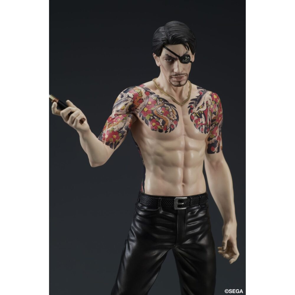 Goro majima battle style yakuza: like a dragon digsta. Dig co. , ltd. Vuelve a presentar dentro de su línea digstar la figura de goro majima en posición de combate como aparece en el videojuego "like a dragon" de la saga "yakuza". Esta estatua muestra al personaje con su icónico tatuaje hannya y una expresión que refleja toda su personalidad. Mide aproximadamente 17,5 cm de alto incluyendo su base y está fabricada en pvc y abs. Incluye 1x juego de brazos intercambiables y una base circular con acabado metálico. Ideal para exponer con taiga saejima battle style yakuza: like a dragon digsta (se venden por separado).