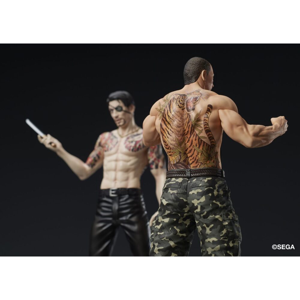 Goro majima battle style yakuza: like a dragon digsta. Dig co. , ltd. Vuelve a presentar dentro de su línea digstar la figura de goro majima en posición de combate como aparece en el videojuego "like a dragon" de la saga "yakuza". Esta estatua muestra al personaje con su icónico tatuaje hannya y una expresión que refleja toda su personalidad. Mide aproximadamente 17,5 cm de alto incluyendo su base y está fabricada en pvc y abs. Incluye 1x juego de brazos intercambiables y una base circular con acabado metálico. Ideal para exponer con taiga saejima battle style yakuza: like a dragon digsta (se venden por separado).