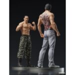 TAIGA SAEJIMA BATTLE STYLE YAKUZA: LIKE A DRAGON DIGSTA. Dig Co., Ltd. suma a su línea Digstar la figura de Taiga Saejima en posición de combate como aparece en el videojuego "Like a Dragon" de la saga "Yakuza". Representado con sus tatuajes de tigre y bambú con una expresión intensa, esta pieza captura la fuerza y presencia del personaje. Los detalles han sido logrados mediante modelado y pintado digital de alta precisión. Incluye una base circular con acabado metálico. Ideal para exponer con GORO MAJIMA BATTLE STYLE YAKUZA: LIKE A DRAGON DIGSTA (se venden por separado).