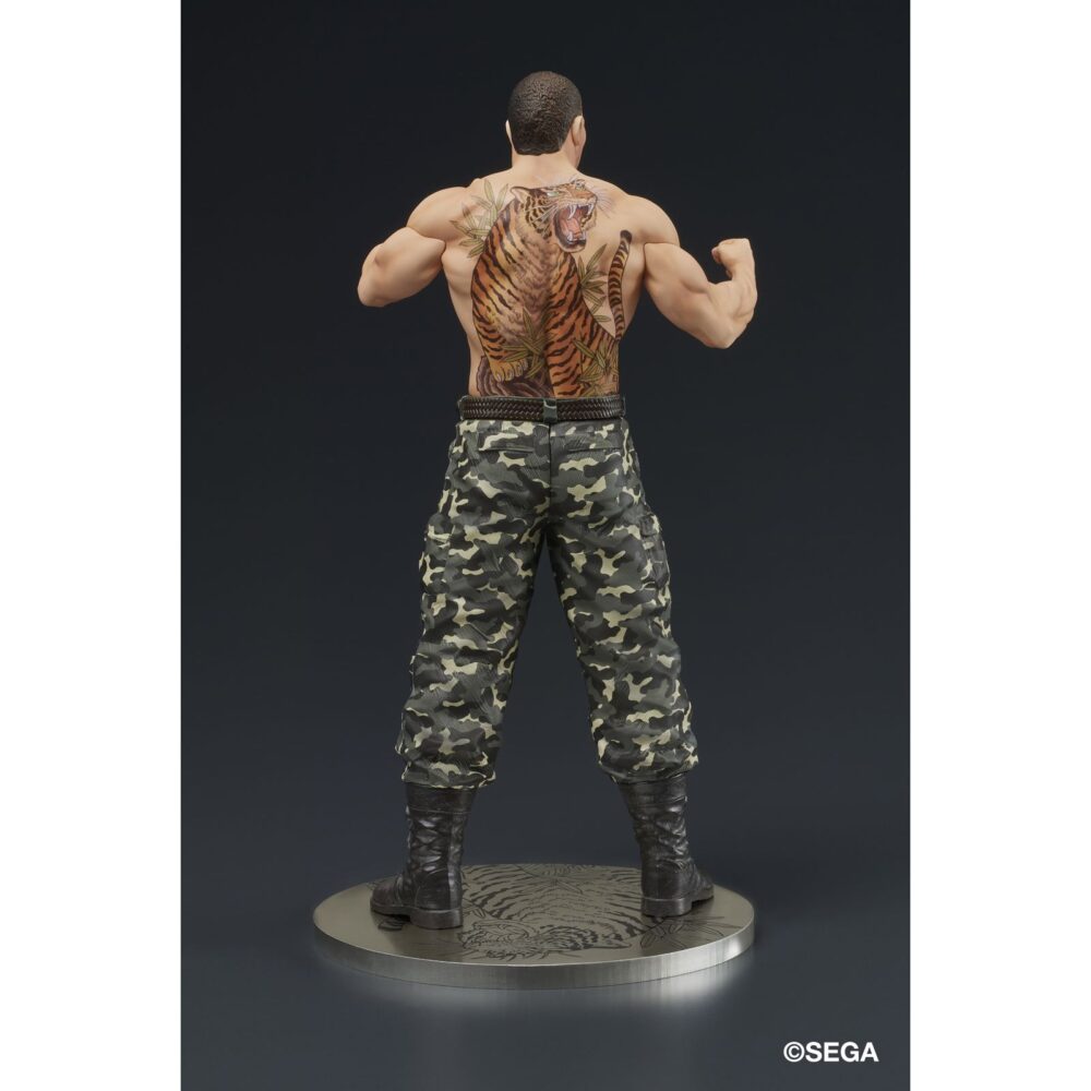 Taiga saejima battle style yakuza: like a dragon digsta. Dig co. , ltd. Suma a su línea digstar la figura de taiga saejima en posición de combate como aparece en el videojuego "like a dragon" de la saga "yakuza". Representado con sus tatuajes de tigre y bambú con una expresión intensa, esta pieza captura la fuerza y presencia del personaje. Los detalles han sido logrados mediante modelado y pintado digital de alta precisión. Incluye una base circular con acabado metálico. Ideal para exponer con goro majima battle style yakuza: like a dragon digsta (se venden por separado).