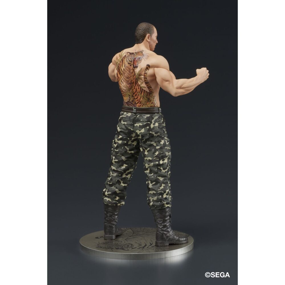 Taiga saejima battle style yakuza: like a dragon digsta. Dig co. , ltd. Suma a su línea digstar la figura de taiga saejima en posición de combate como aparece en el videojuego "like a dragon" de la saga "yakuza". Representado con sus tatuajes de tigre y bambú con una expresión intensa, esta pieza captura la fuerza y presencia del personaje. Los detalles han sido logrados mediante modelado y pintado digital de alta precisión. Incluye una base circular con acabado metálico. Ideal para exponer con goro majima battle style yakuza: like a dragon digsta (se venden por separado).