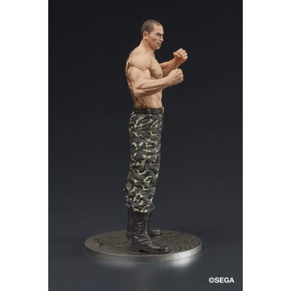 Taiga saejima battle style yakuza: like a dragon digsta. Dig co. , ltd. Suma a su línea digstar la figura de taiga saejima en posición de combate como aparece en el videojuego "like a dragon" de la saga "yakuza". Representado con sus tatuajes de tigre y bambú con una expresión intensa, esta pieza captura la fuerza y presencia del personaje. Los detalles han sido logrados mediante modelado y pintado digital de alta precisión. Incluye una base circular con acabado metálico. Ideal para exponer con goro majima battle style yakuza: like a dragon digsta (se venden por separado).