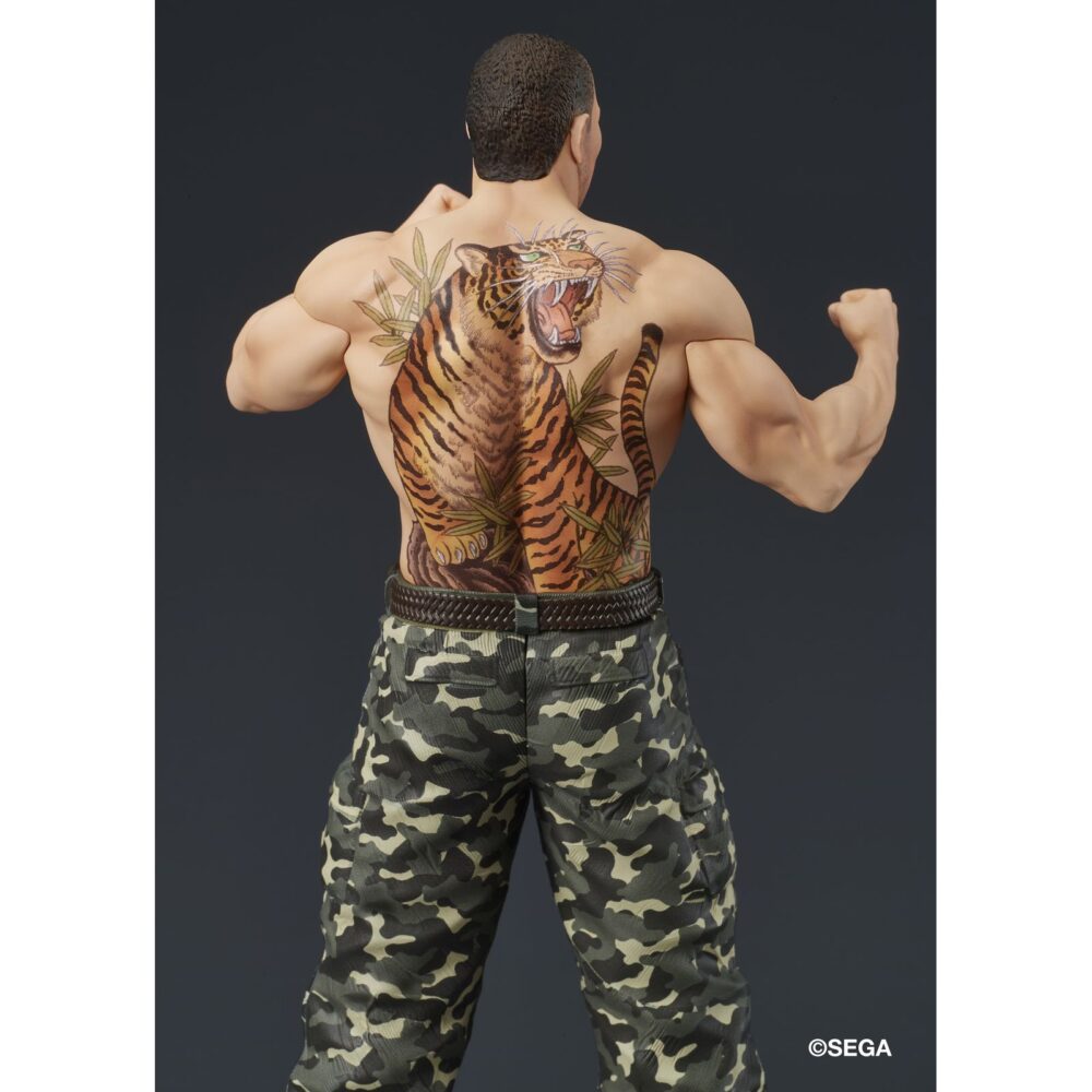 Taiga saejima battle style yakuza: like a dragon digsta. Dig co. , ltd. Suma a su línea digstar la figura de taiga saejima en posición de combate como aparece en el videojuego "like a dragon" de la saga "yakuza". Representado con sus tatuajes de tigre y bambú con una expresión intensa, esta pieza captura la fuerza y presencia del personaje. Los detalles han sido logrados mediante modelado y pintado digital de alta precisión. Incluye una base circular con acabado metálico. Ideal para exponer con goro majima battle style yakuza: like a dragon digsta (se venden por separado).